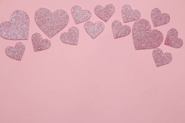 Bir parlak pembe pembe kalpler. çerçeve kalplerin, metin için yer ile üstten görünüm