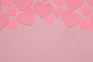 Bir parlak pembe pembe kalpler. çerçeve kalplerin, metin için yer ile üstten görünüm