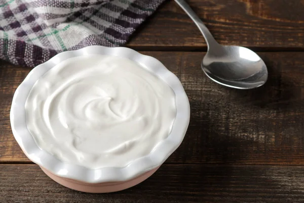 Grekisk Yoghurt Keramikskål Bredvid Sked Brun Trä Bakgrund — Stockfoto