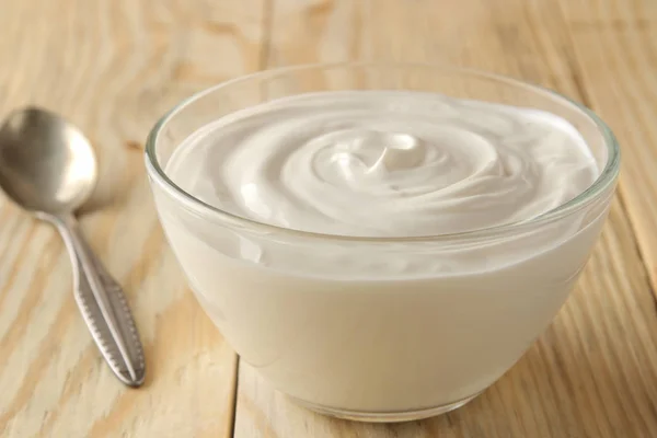 Griechischer Joghurt Einer Glasschüssel Neben Einem Löffel Großaufnahme Auf Einem — Stockfoto