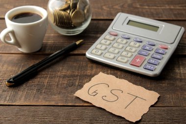 Word Gst hesap makinesi kalem ve kahve kahverengi ahşap zemin üzerinde.
