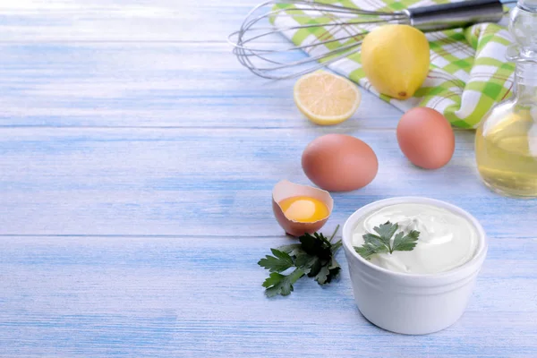 Maionese Uma Tigela Branca Ingredientes Para Fazer Maionese Fundo Madeira — Fotografia de Stock