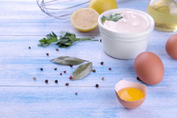 Maionese Uma Tigela Branca Ingredientes Para Fazer Maionese Fundo Madeira — Fotografia de Stock