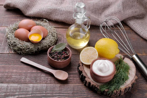Maionese Uma Tigela Madeira Ingredientes Para Fazer Maionese Fundo Madeira — Fotografia de Stock