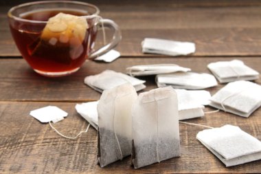 Kahverengi ahşap arka plan çay poşeti yakın çekim. çay yapmak için.