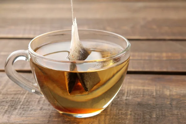 Teebeutel Einer Glasschale Auf Braunem Holzgrund Tee Zubereiten — Stockfoto