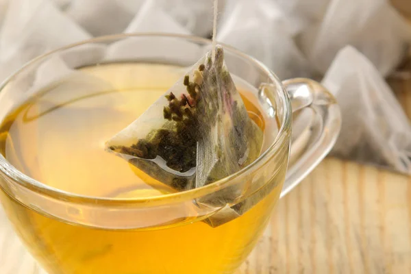 Tasse Mit Tee Und Teebeutelpyramide Vorhanden Nahaufnahme Auf Einem Holztisch — Stockfoto