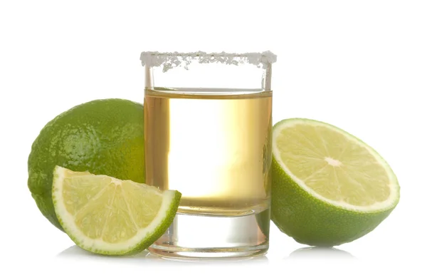 Guld Tequila Ett Glas Med Lime Närbild Vit Isolerade Bakgrund — Stockfoto