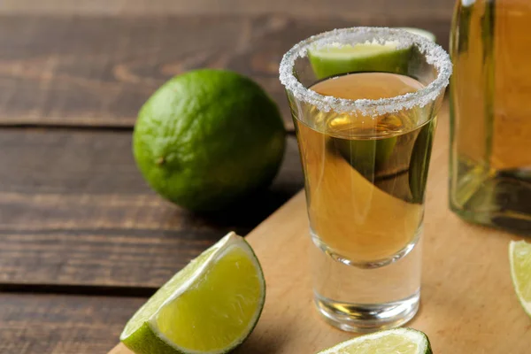 Goldener Tequila Glas Mit Salz Und Kalk Nahaufnahme Auf Braunem — Stockfoto