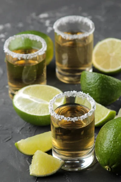 Tequila Oro Bicchiere Bicchierino Con Sale Lime Vicino Uno Sfondo — Foto Stock