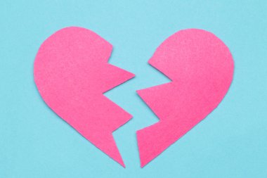 Pembe kalp parlak mavi bir arka plan üzerinde kırık. kırık aşk