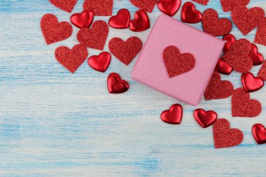 kırmızı kalpler ve Hediyelik kutu mavi ahşap arka plan üzerinde. metin için yer. yukarıdan görüntüleyin. Sevgililer günü