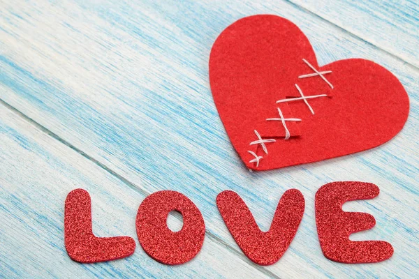 Palabra Amor Corazón Letras Rojas Sobre Fondo Azul Madera Día — Foto de Stock
