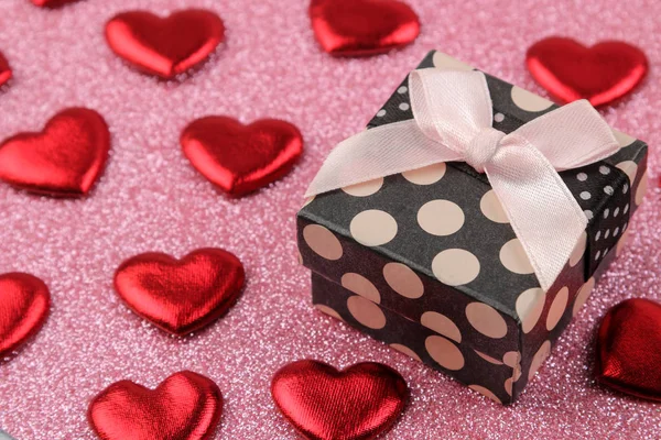 Geschenkbox Und Rote Herzen Großaufnahme Auf Leuchtend Rosa Hintergrund Valentinstag — Stockfoto