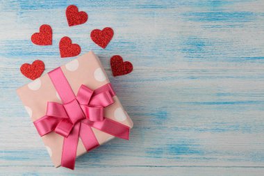 Hediye kutusu ahşap arka plan mavi kalpler ile. Sevgililer günü. metin için yer. yukarıdan görüntülemek
