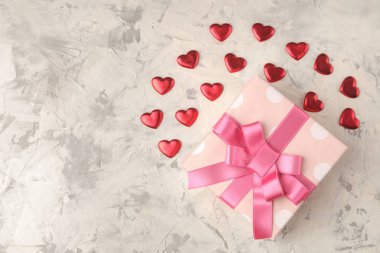 kırmızı kalpler ve hafif bir beton zemin üzerine hediye. Sevgililer günü. metin için yer ile üstten görünüm