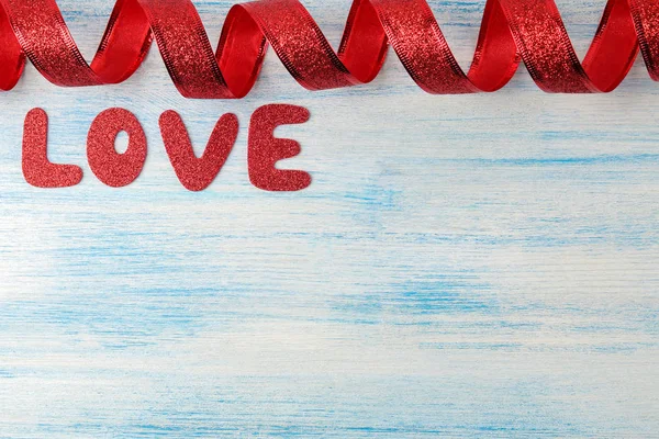 Слово Любовь Красные Буквы Красной Лентой Синем Деревянном Фоне День — стоковое фото