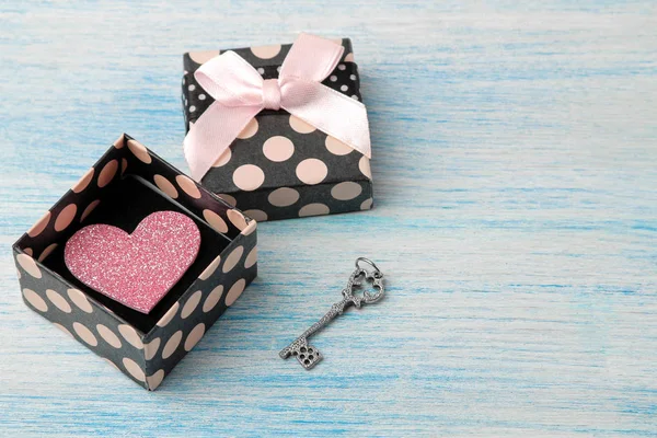 Geschenkbox Mit Rosa Herz Und Schlüssel Auf Blauem Holzhintergrund Valentinstag — Stockfoto