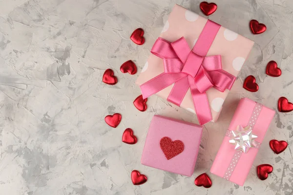 Rote Herzen Und Geschenk Auf Hellem Betongrund Valentinstag Draufsicht Mit — Stockfoto