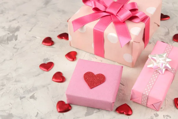 Pinkfarbene Geschenkboxen Und Herzen Schließen Sich Vor Hellem Betonhintergrund Valentinstag — Stockfoto