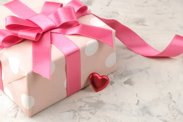 Pinkfarbene Geschenkboxen Und Herzen Schließen Sich Vor Hellem Betonhintergrund Valentinstag — Stockfoto