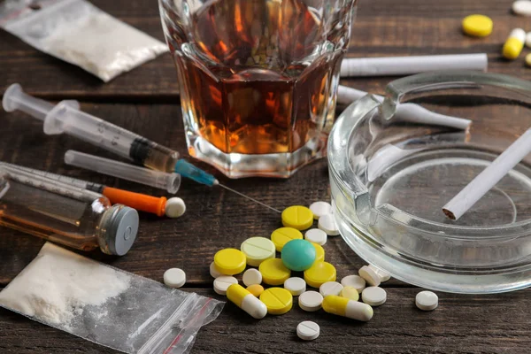 Verschillende Verslavende Drugs Met Inbegrip Van Alcohol Sigaretten Drugs Een — Stockfoto