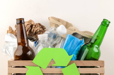 Eko sembol ve çöp kutusunda. geri dönüşüm. Atık geri dönüşüm. hafif bir arka plan üzerinde