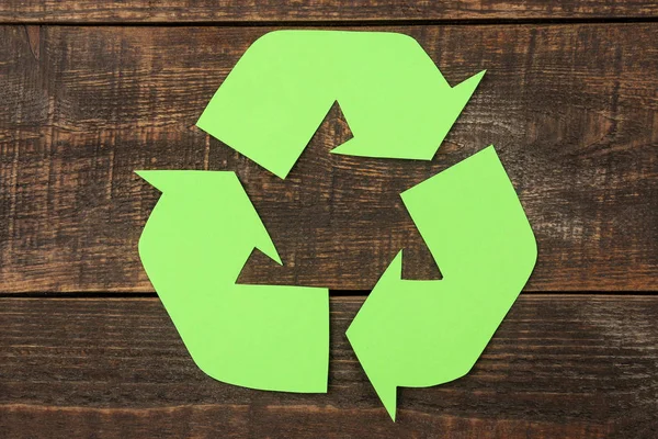Sinal Reciclagem Uma Mesa Madeira Marrom Vista Cima Conceito Ecológico — Fotografia de Stock