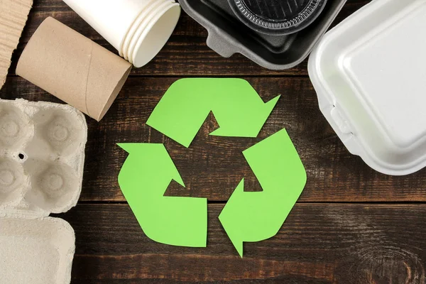 Símbolo Ecológico Reciclagem Conceito Ecológico Mesa Madeira Marrom Reciclagem Resíduos — Fotografia de Stock