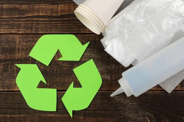 Símbolo Ecológico Reciclagem Conceito Ecológico Mesa Madeira Marrom Reciclagem Resíduos — Fotografia de Stock