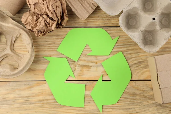 Símbolo Ecológico Reciclagem Conceito Ecológico Mesa Madeira Natural Reciclagem Resíduos — Fotografia de Stock