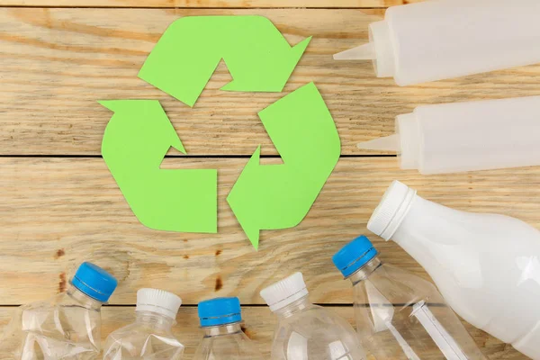 Οικολογικό Σύμβολο Ανακύκλωση Οικολογική Αντίληψη Στο Φυσικό Ξύλινο Τραπέζι Ανακύκλωση — Φωτογραφία Αρχείου
