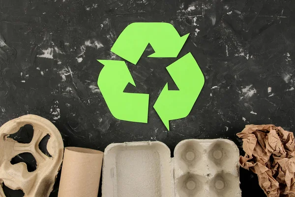 Öko Symbol Recycling Öko Konzept Auf Schwarzem Betontisch Abfallrecycling Ansicht — Stockfoto