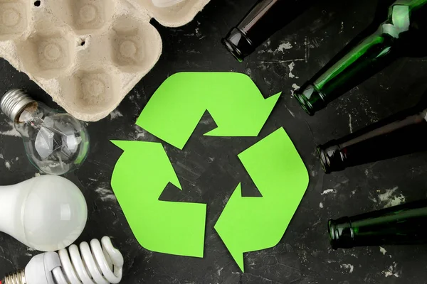 Símbolo Ecológico Reciclagem Conceito Ecológico Mesa Concreto Preto Reciclagem Resíduos — Fotografia de Stock