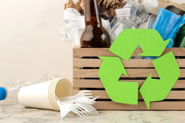 Símbolo Ecológico Lixo Caixa Reciclagem Reciclagem Resíduos Sobre Fundo Claro — Fotografia de Stock