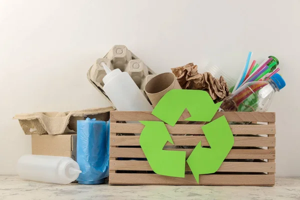 Eco Símbolo Basura Caja Reciclaje Reciclaje Residuos Sobre Fondo Claro —  Fotos de Stock