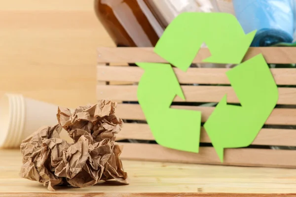 Símbolo Ecológico Lixo Caixa Reciclagem Reciclagem Resíduos Sobre Fundo Madeira — Fotografia de Stock