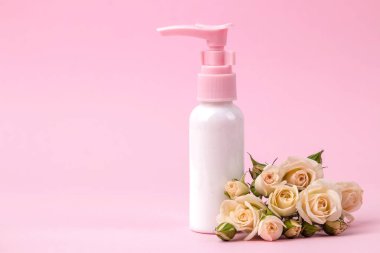 Kozmetik için yüz ve vücut narin pembe bir arka plan üzerinde taze gül pembe şişelerde. Spa. yukarıdan görüntüleyin. metin için yer