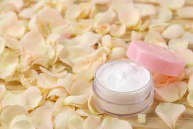 Gül yaprakları krem. Kozmetik için yüz ve vücut taze gül pembe şişelerde. Spa. metin için yer.