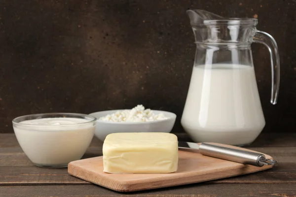 Productos Lácteos Leche Crema Agria Queso Mantequilla Requesón Sobre Una — Foto de Stock