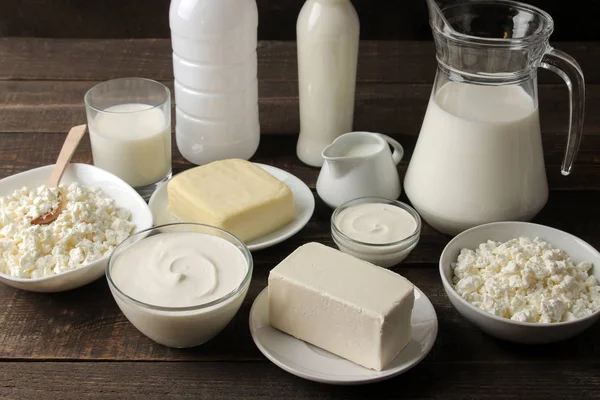 Productos Lácteos Leche Crema Agria Queso Mantequilla Requesón Sobre Una — Foto de Stock