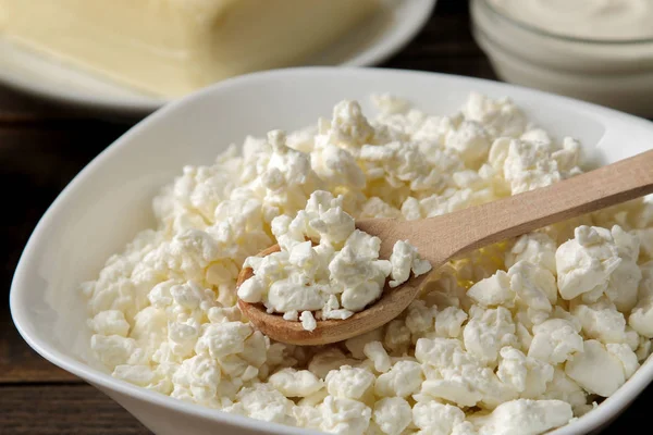 Mjölkprodukter Keso Närbild Mjölk Gräddfil Ost Smör Ett Brunt Träbord — Stockfoto