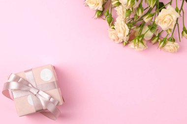 Güzel mini gül pembe hediye kutusu üzerinde parlak pembe bir arka plan ile. tatil. Sevgililer günü. Kadınlar günü. üstten görünüm. metin için yer