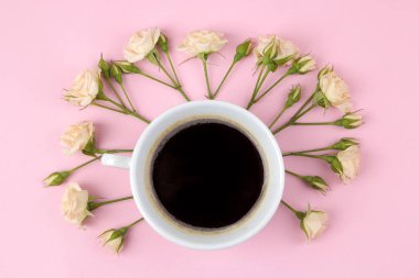 Güzel mini gül ve parlak pembe bir arka plan üzerinde bir not defteri. tatil. Sevgililer günü. Kadınlar günü. yukarıdan görüntülemek.