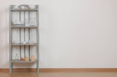 Beyaz duvar arka plan üzerinde mutfak eşyaları ile Vintage raf. antika raf. iç