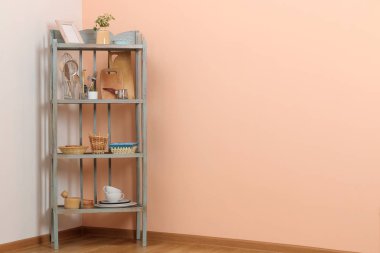 Vintage raf Oda beyaz ve şeftali duvara karşı köşesindeki yemekleri ile. antika raf. iç