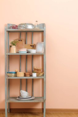 Şeftali duvar arka planda mutfak eşyaları ile Vintage raf. antika raf. iç