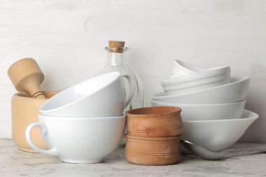 Bulaşık yığını. hafif bir beton zemin üzerine sofra. tablo hizmet için yemekler. kase ve bardak