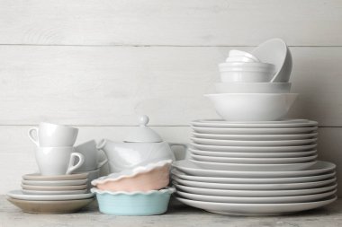 bir sürü farklı yemekler. Yemek. hafif bir beton zemin üzerinde. tablo hizmet için yemekler. Çeşitli Tabaklar, kaseler ve bardak.