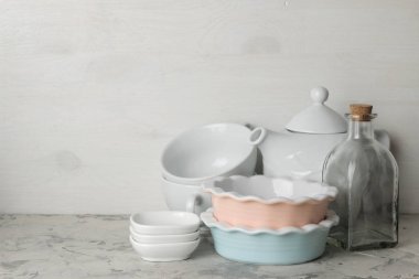 bir sürü farklı yemekler. Yemek. hafif bir beton zemin üzerinde. tablo hizmet için yemekler. Çeşitli Tabaklar, kaseler ve bardak.